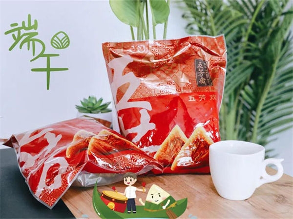 Peace and joy, enjoying the Dragon Boat Festival with zongzi